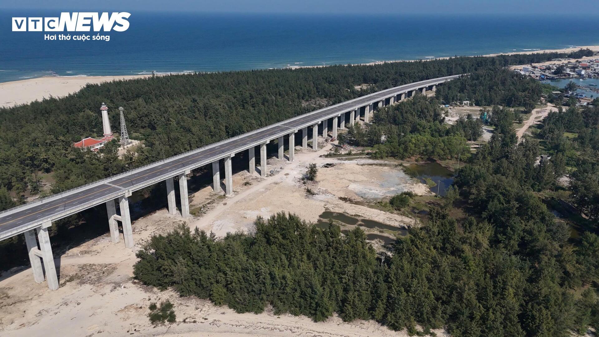 Cận cảnh cầu vượt biển dài nhất miền Trung đang chờ thông xe ở Huế - Ảnh 2