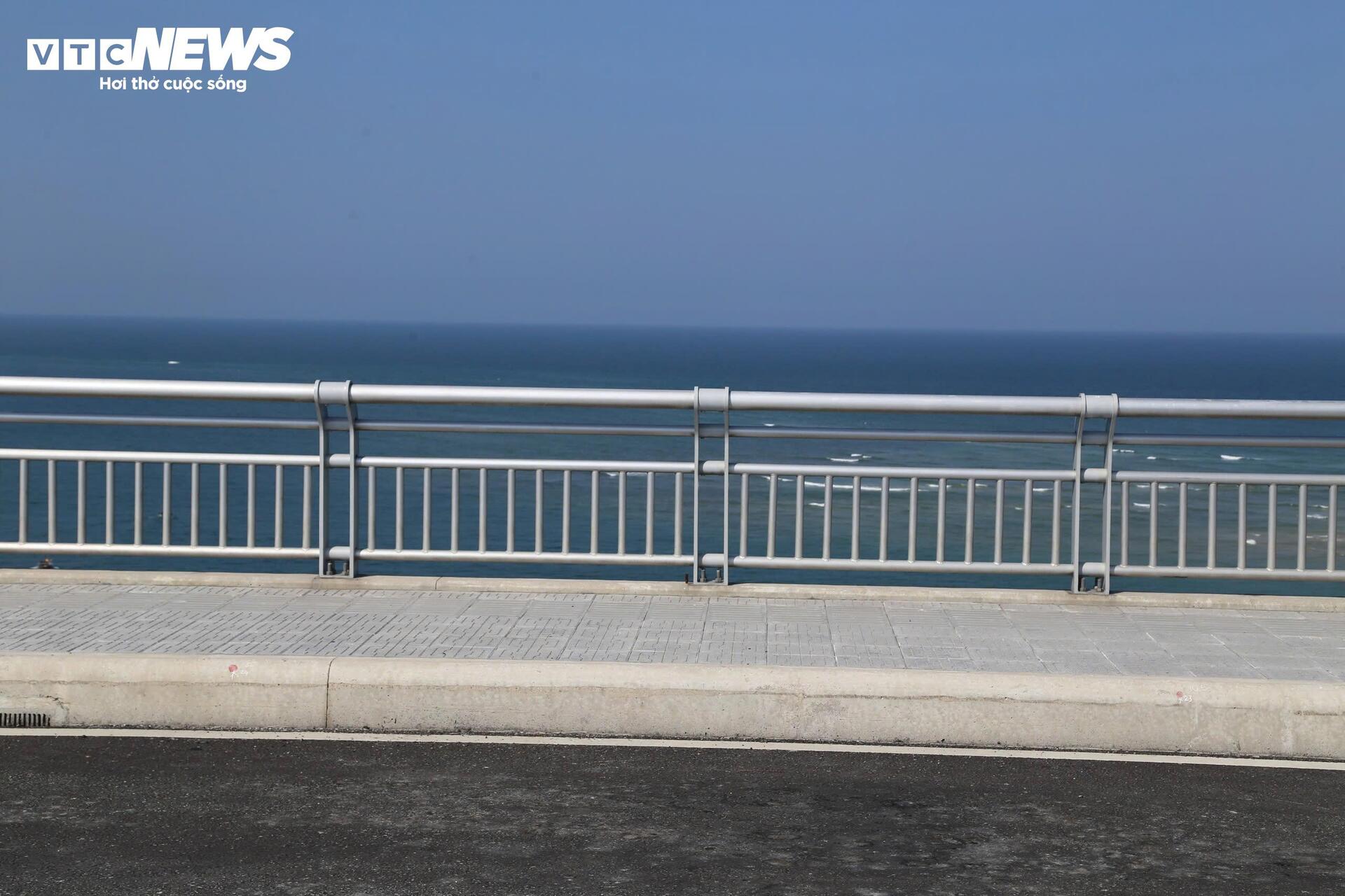 Cận cảnh cầu vượt biển dài nhất miền Trung đang chờ thông xe ở Huế - Ảnh 5