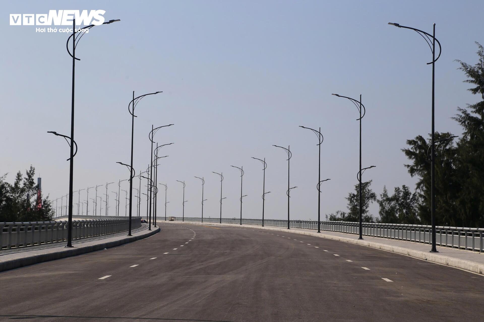 Cận cảnh cầu vượt biển dài nhất miền Trung đang chờ thông xe ở Huế - Ảnh 6