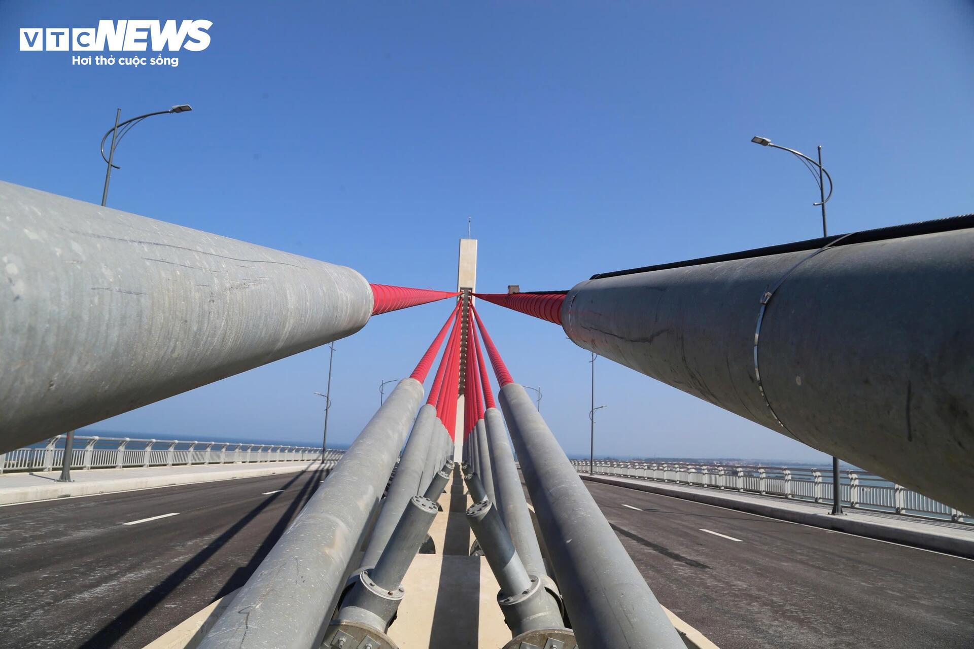 Cận cảnh cầu vượt biển dài nhất miền Trung đang chờ thông xe ở Huế - Ảnh 9