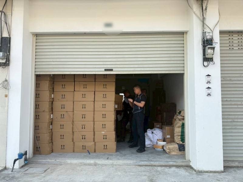 Một thiếu tướng chỉ huy cuộc đột kích, phát hiện hơn 120.000 tuýp kem đánh răng, mỹ phẩm giả trị giá gần 5 tỷ đồng - Ảnh 2