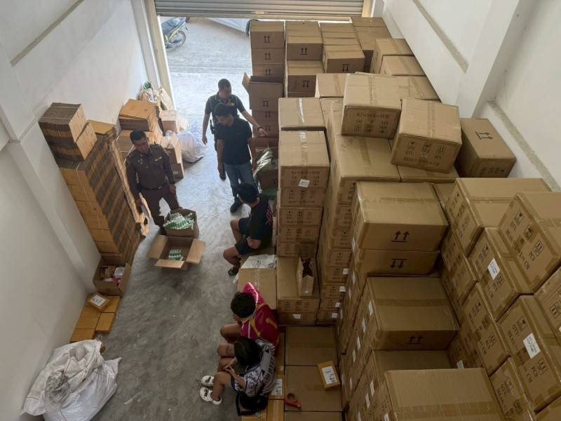 Một thiếu tướng chỉ huy cuộc đột kích, phát hiện hơn 120.000 tuýp kem đánh răng, mỹ phẩm giả trị giá gần 5 tỷ đồng - Ảnh 3