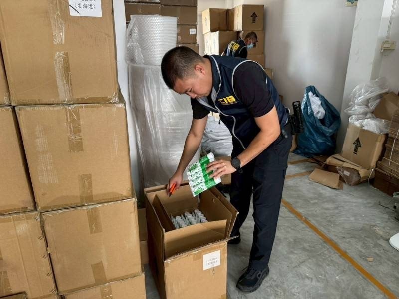 Một thiếu tướng chỉ huy cuộc đột kích, phát hiện hơn 120.000 tuýp kem đánh răng, mỹ phẩm giả trị giá gần 5 tỷ đồng - Ảnh 1