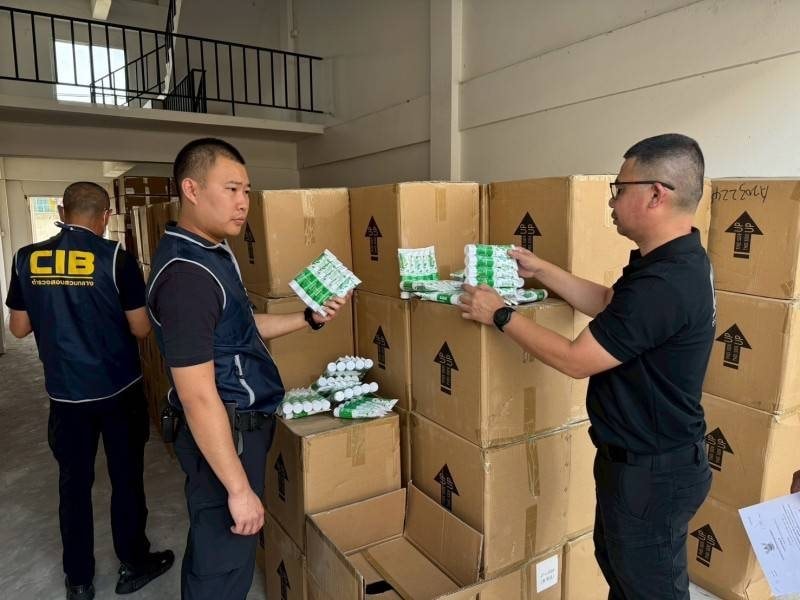 Một thiếu tướng chỉ huy cuộc đột kích, phát hiện hơn 120.000 tuýp kem đánh răng, mỹ phẩm giả trị giá gần 5 tỷ đồng - Ảnh 4