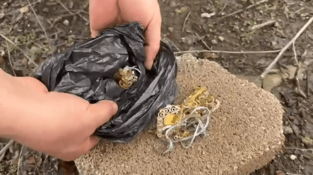 Toàn cảnh vụ trộm “khó đỡ” được camera ghi lại: Đột nhập bằng xe nâng, ôm 150g vàng cưỡi lừa tẩu thoát - Ảnh 3