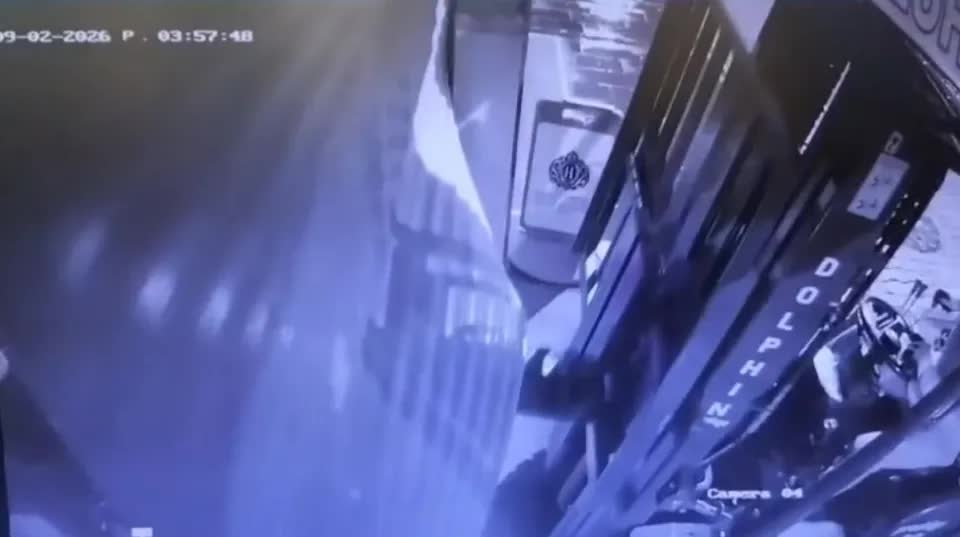 Toàn cảnh vụ trộm “khó đỡ” được camera ghi lại: Đột nhập bằng xe nâng, ôm 150g vàng cưỡi lừa tẩu thoát - Ảnh 1