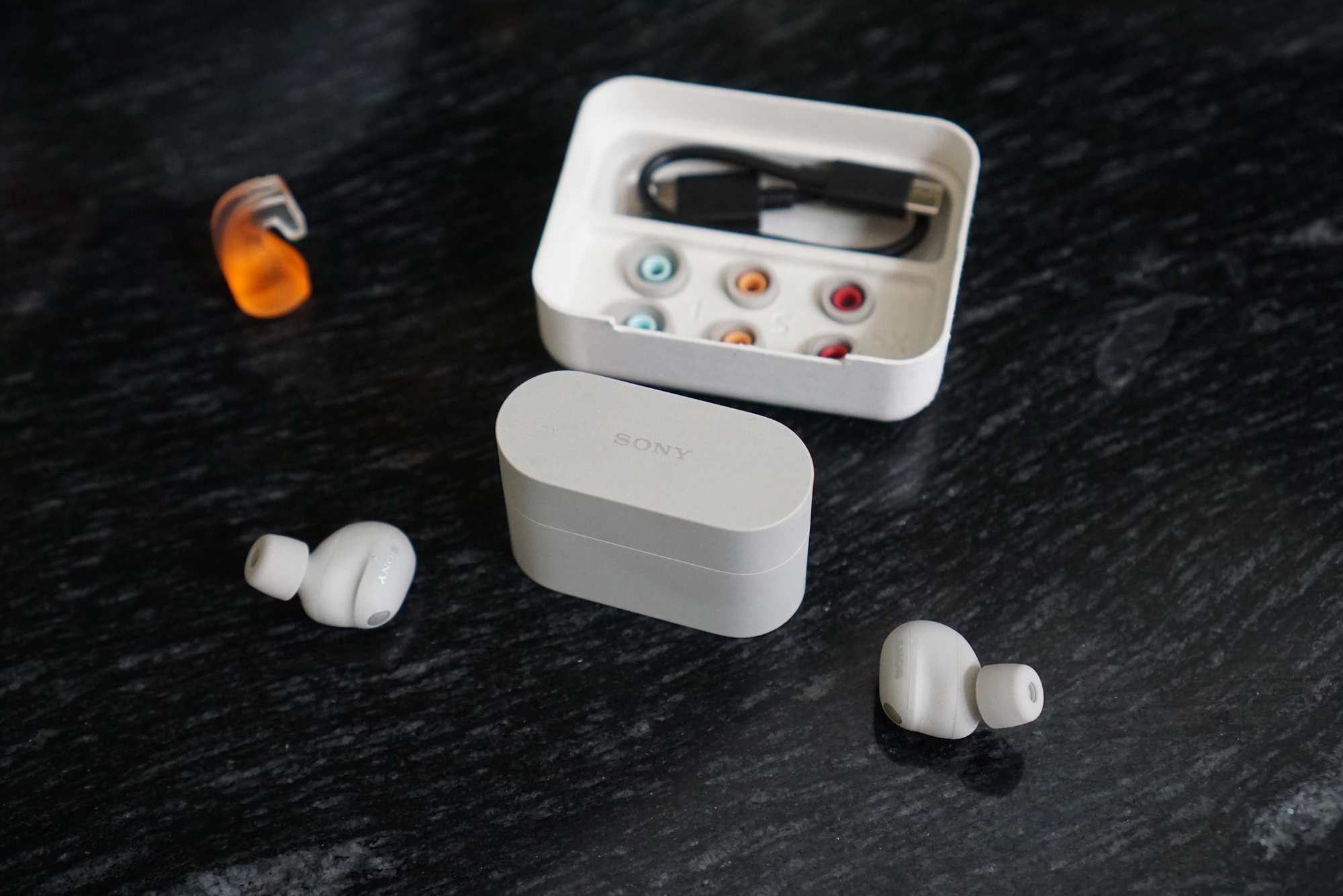 Dùng thử Sony WF-1000XM6: Tai nghe true wireless tiệm cận chuẩn mực hoàn hảo - Ảnh 1