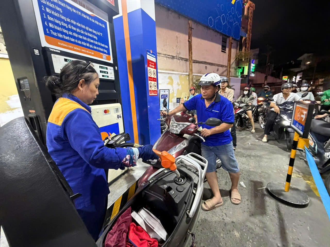 Xe điện taxi bất ngờ giảm cước giữa lúc giá xăng tăng - Ảnh 2