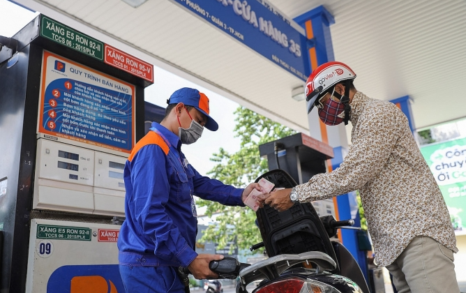 Cục Hải quan thông tin nóng việc có tình trạng người dân Lào, Campuchia sang Việt Nam gom mua xăng - Ảnh 1