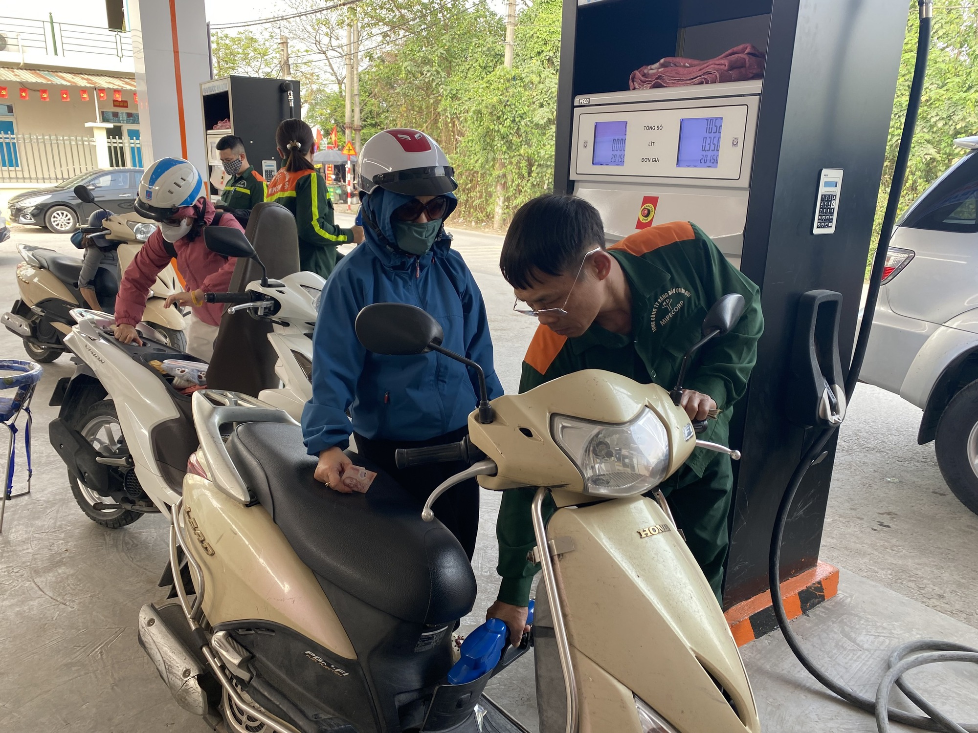 Xăng dầu có loại tăng tới 7.000 đồng/lít: Vì sao chưa chi Quỹ Bình ổn ngàn tỉ? - Ảnh 1