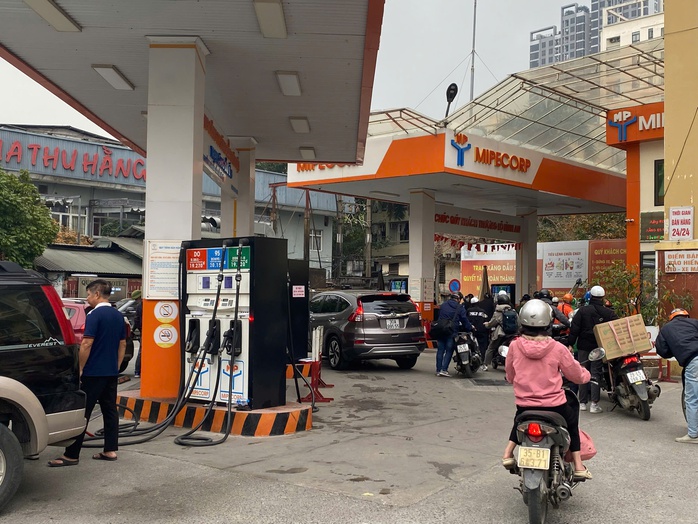 Giá xăng dầu biến động bất thường, đề xuất tăng 20% trở lên trong 1 tháng sẽ dùng Quỹ Bình ổn giá - Ảnh 1