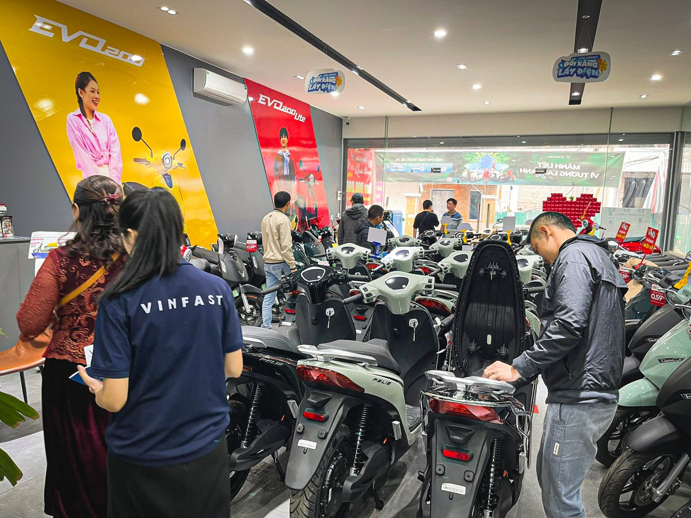 Giá xăng tăng cao, nhiều người đổ xô tìm mua xe điện - Ảnh 8