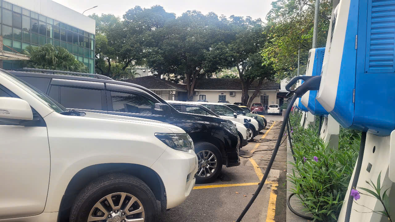 Thủ tướng: Nghiên cứu, ban hành chính sách khuyến khích phát triển xe điện - Ảnh 1