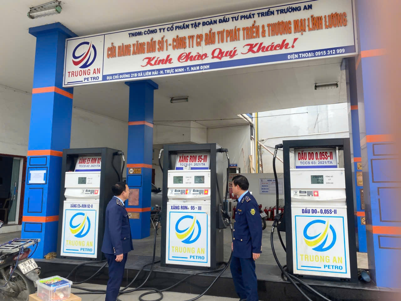 Một cây xăng bị phạt vì bán giá cao hơn quy định - Ảnh 1