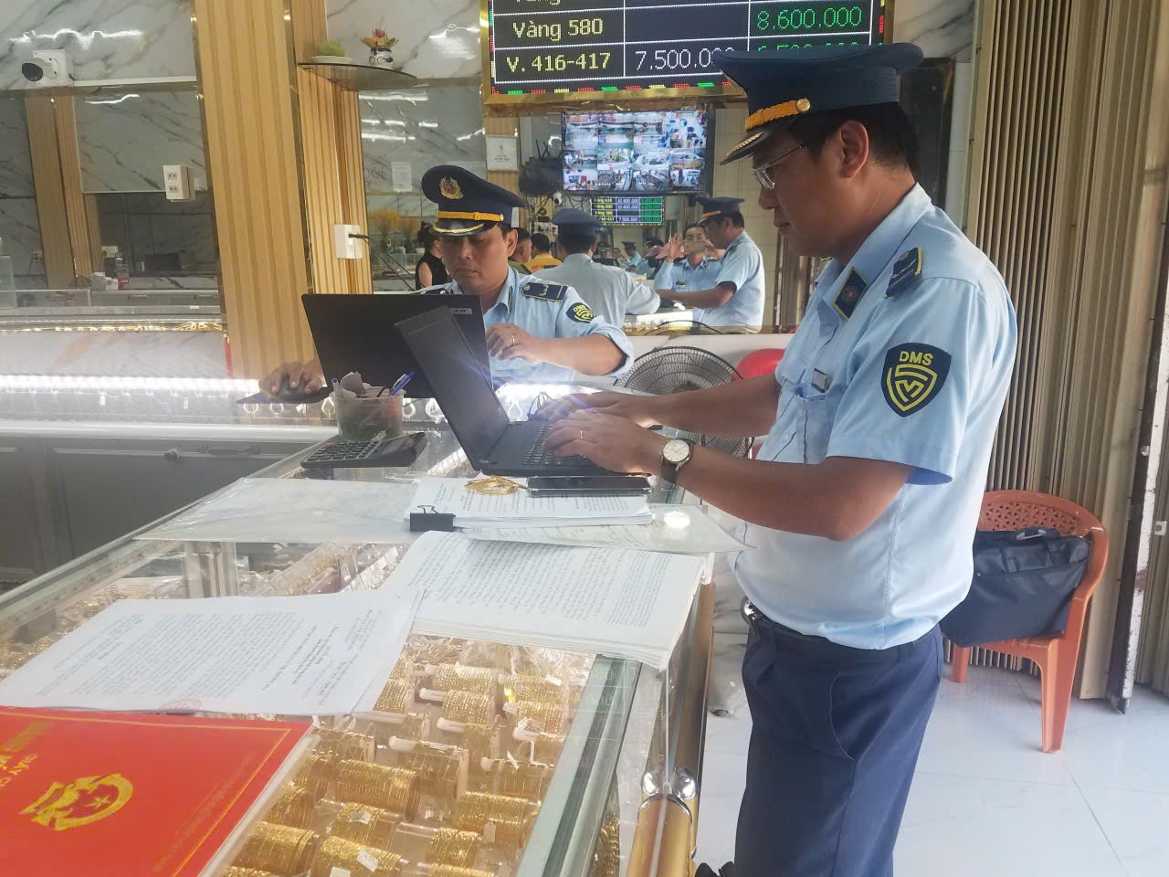 9 doanh nghiệp kinh doanh vàng bị xử phạt gần 580 triệu đồng - Ảnh 1