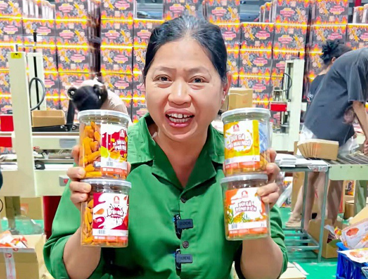 Người phụ nữ bán đồ ăn vặt, thu gần 230 tỉ đồng chỉ trong 1 năm - Ảnh 2