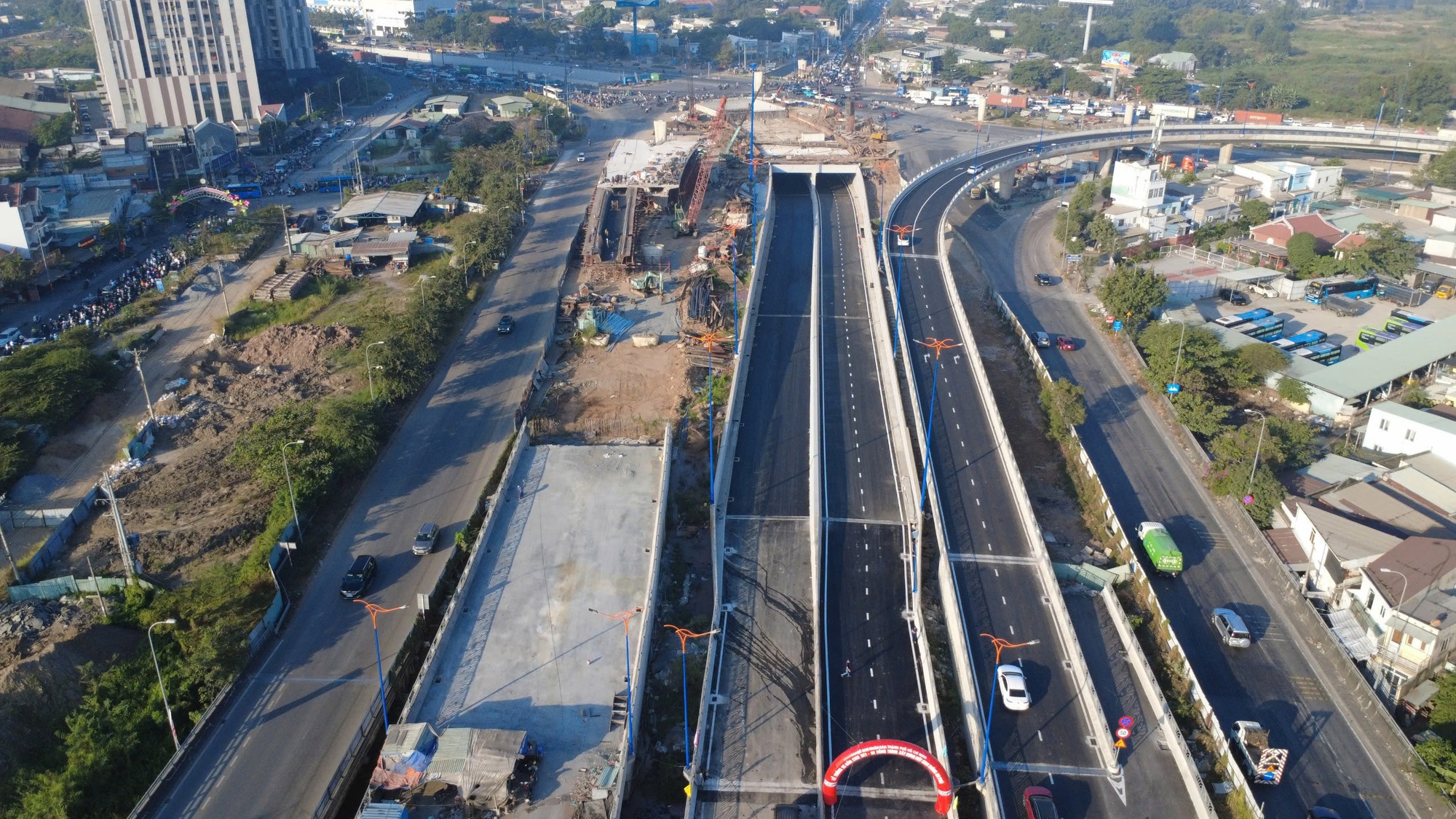 Chủ tịch UBND TPHCM kiểm tra tiến độ nút giao An Phú - Ảnh 3