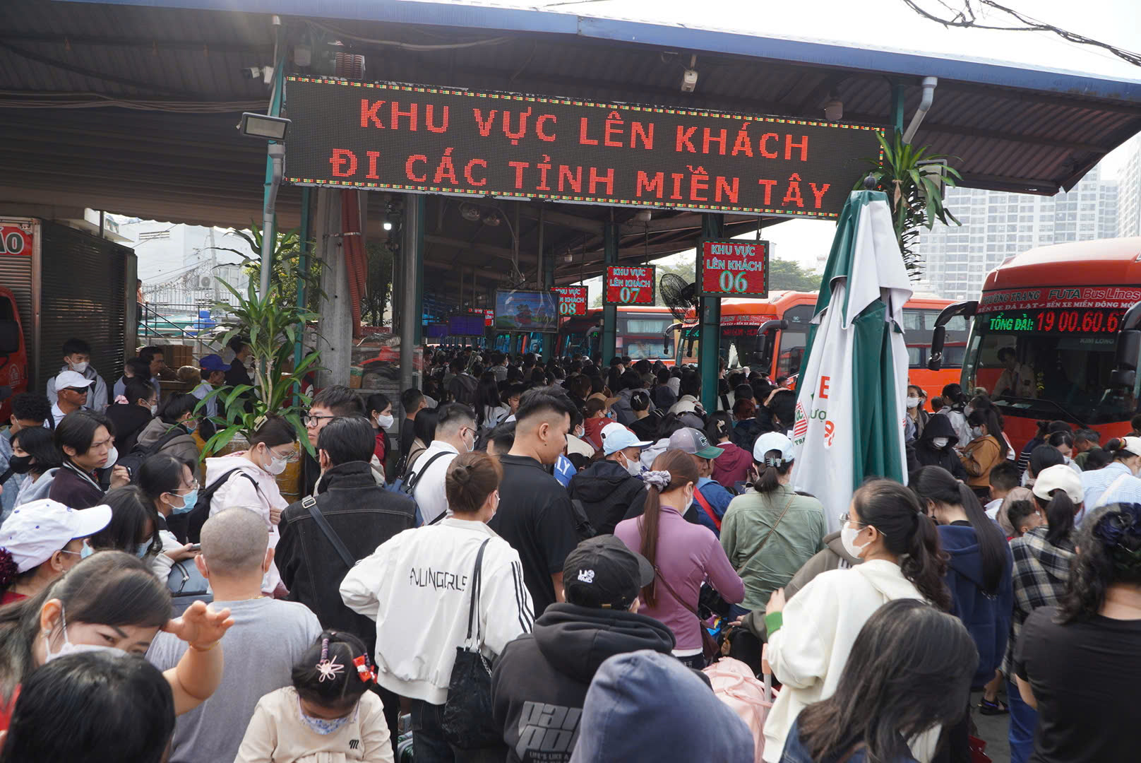 6 nhà xe liên tỉnh tại TPHCM tăng giá vé xe đến 36% do giá nhiên liệu tăng - Ảnh 1