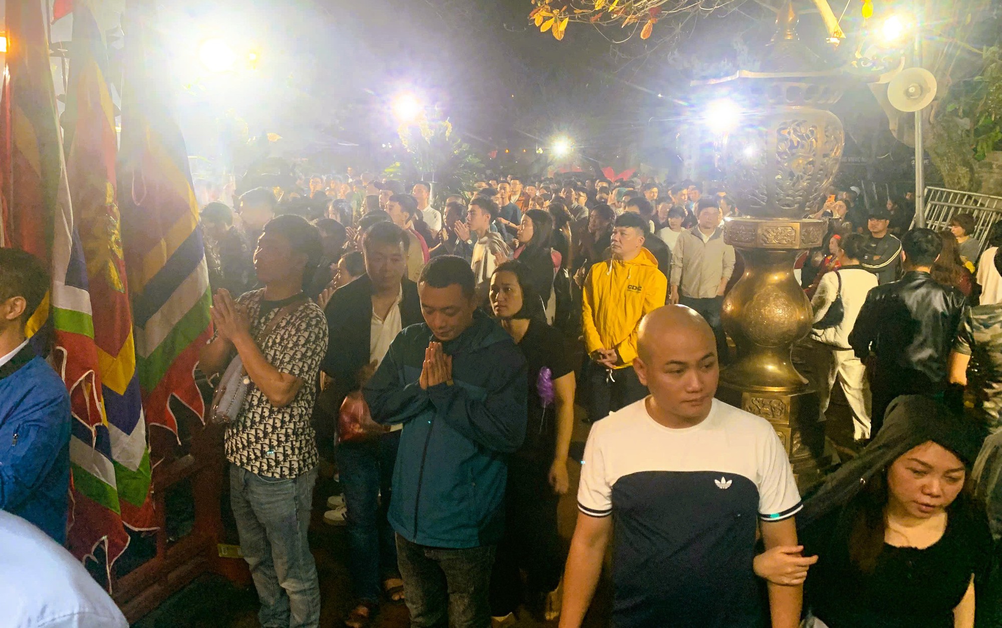 Hàng ngàn người "đội mưa" xuyên đêm chờ xin ấn đền Trần - Ảnh 6