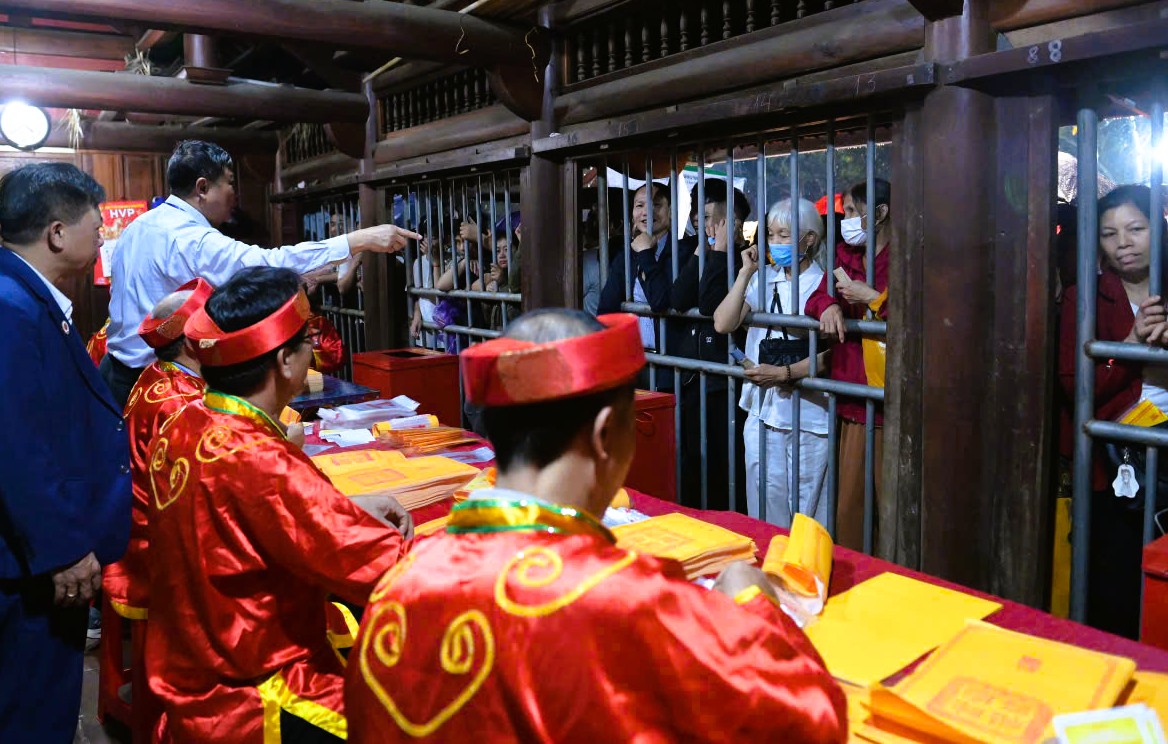 Hàng ngàn người "đội mưa" xuyên đêm chờ xin ấn đền Trần - Ảnh 2