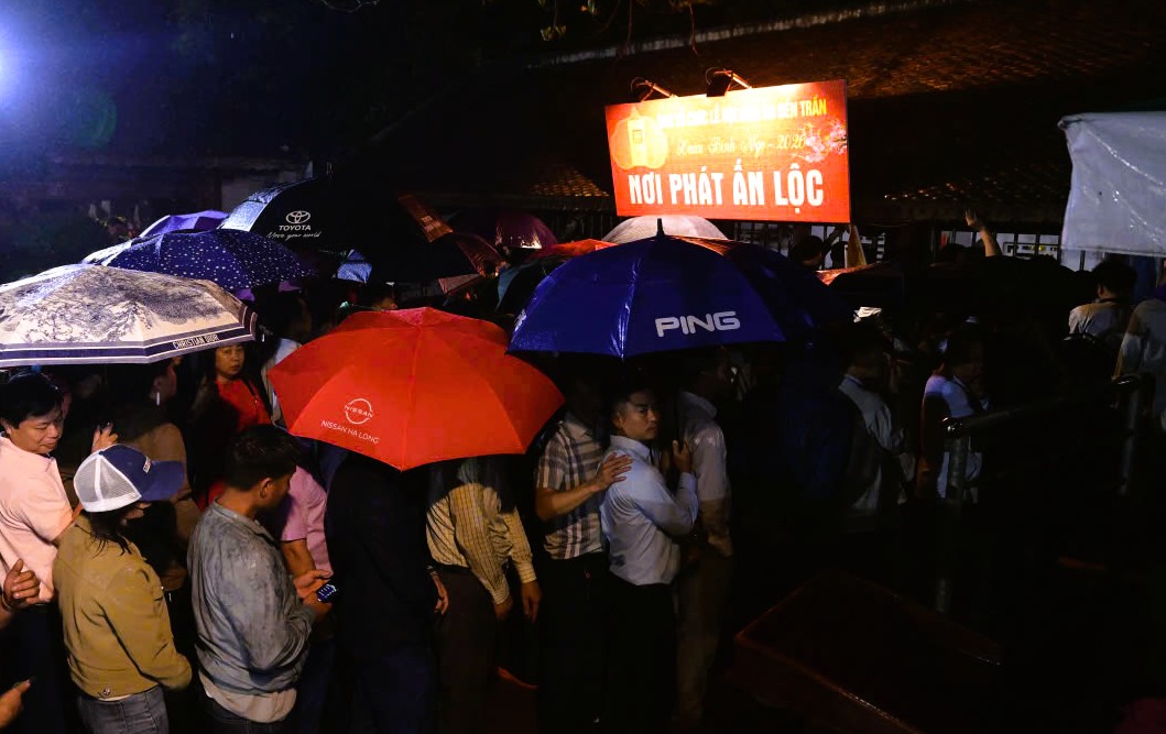 Hàng ngàn người "đội mưa" xuyên đêm chờ xin ấn đền Trần - Ảnh 8