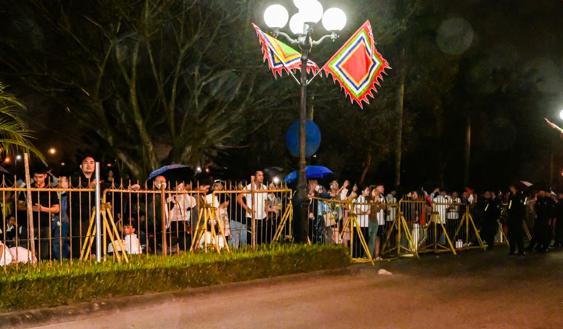 Hàng ngàn người "đội mưa" xuyên đêm chờ xin ấn đền Trần - Ảnh 5