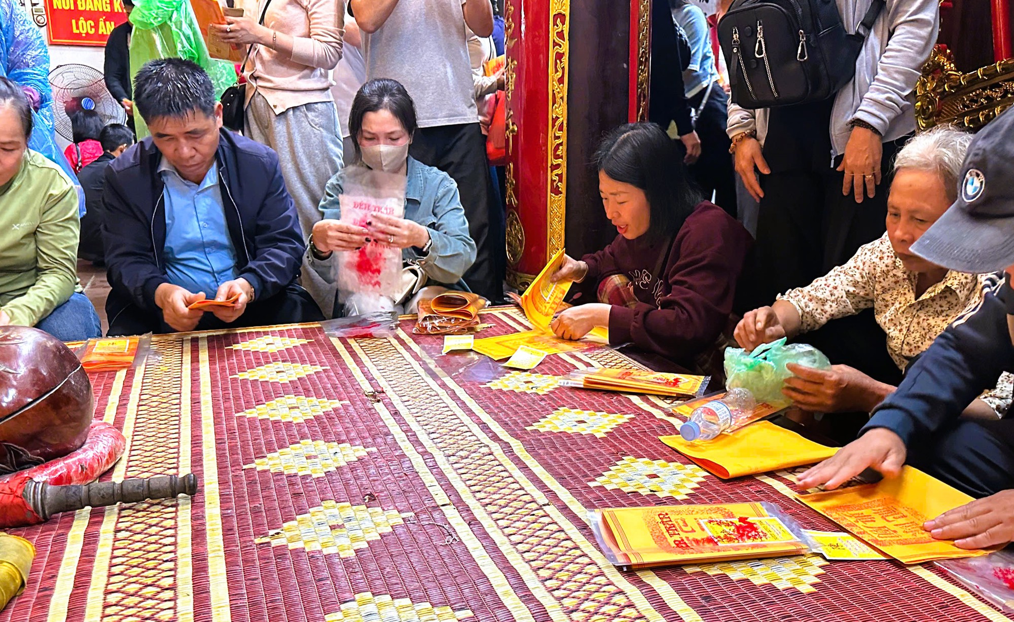 Hàng ngàn người "đội mưa" xuyên đêm chờ xin ấn đền Trần - Ảnh 10