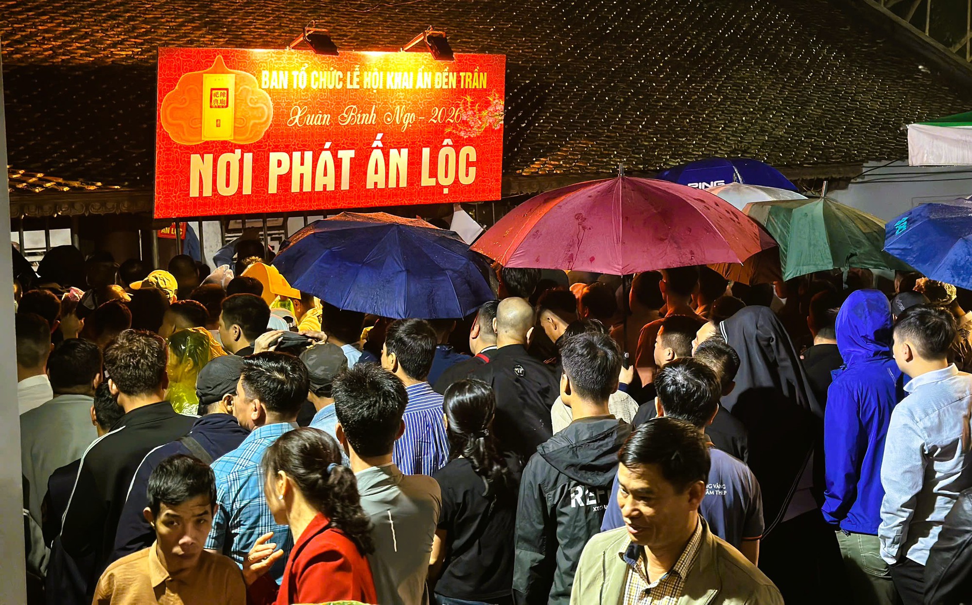 Hàng ngàn người "đội mưa" xuyên đêm chờ xin ấn đền Trần - Ảnh 1