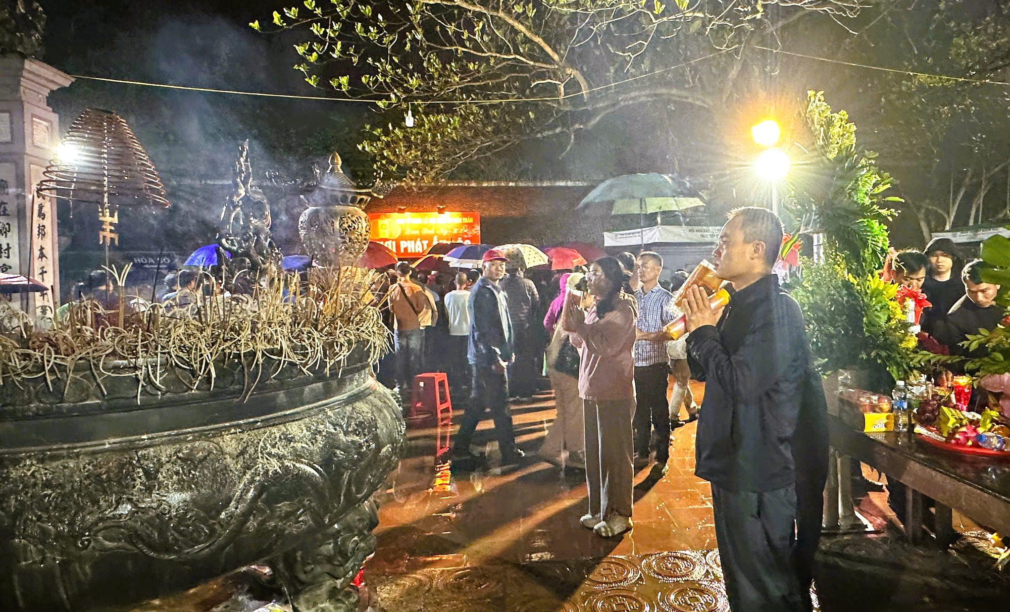 Hàng ngàn người "đội mưa" xuyên đêm chờ xin ấn đền Trần - Ảnh 11