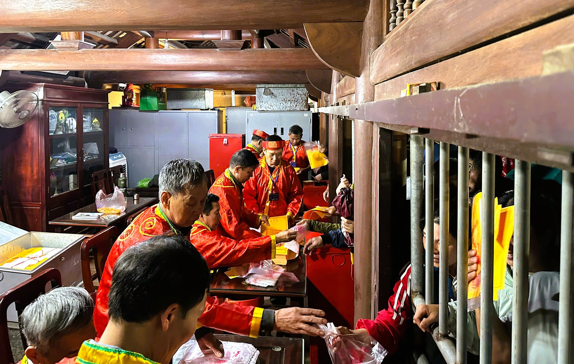 Hàng ngàn người "đội mưa" xuyên đêm chờ xin ấn đền Trần - Ảnh 9