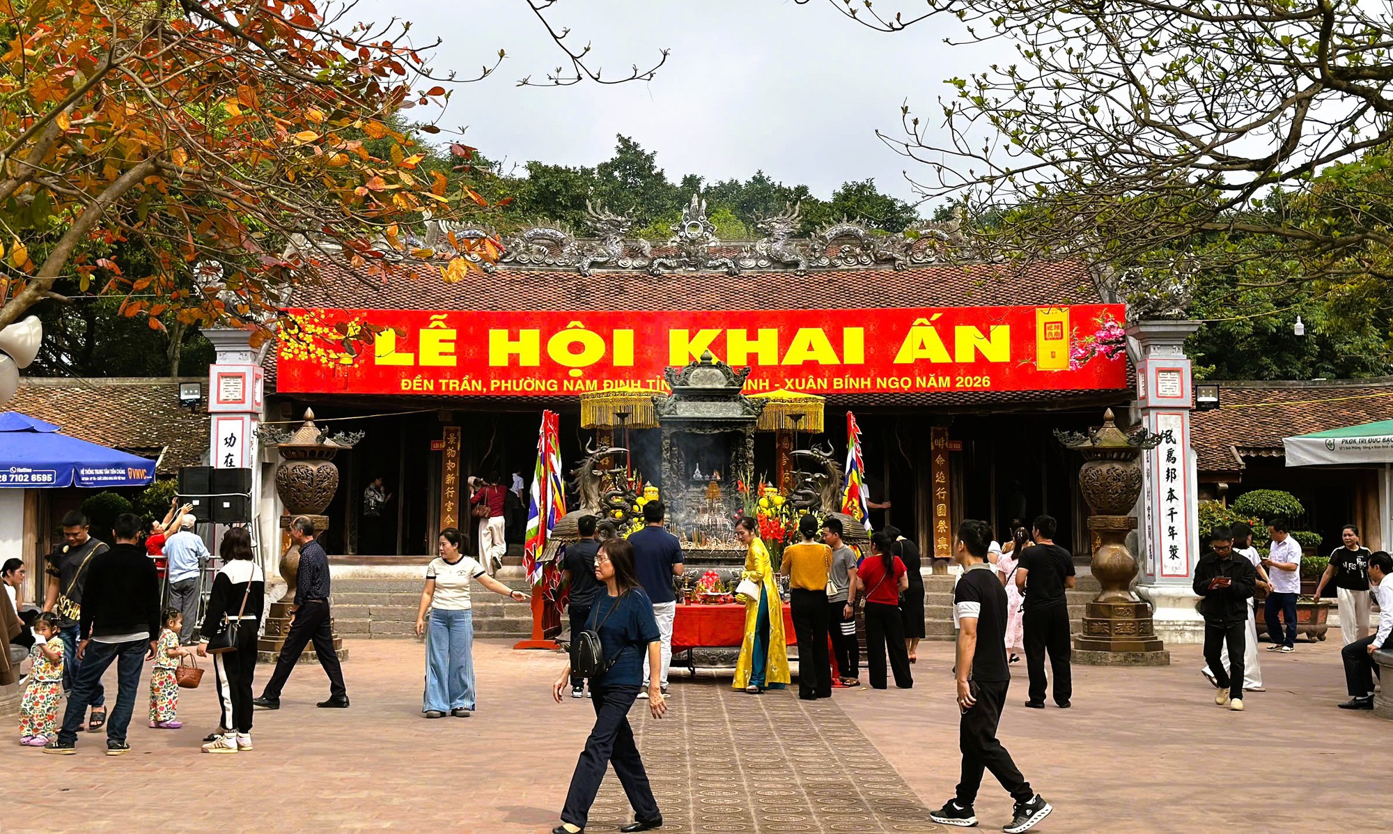 Hàng ngàn người "đội mưa" xuyên đêm chờ xin ấn đền Trần - Ảnh 3