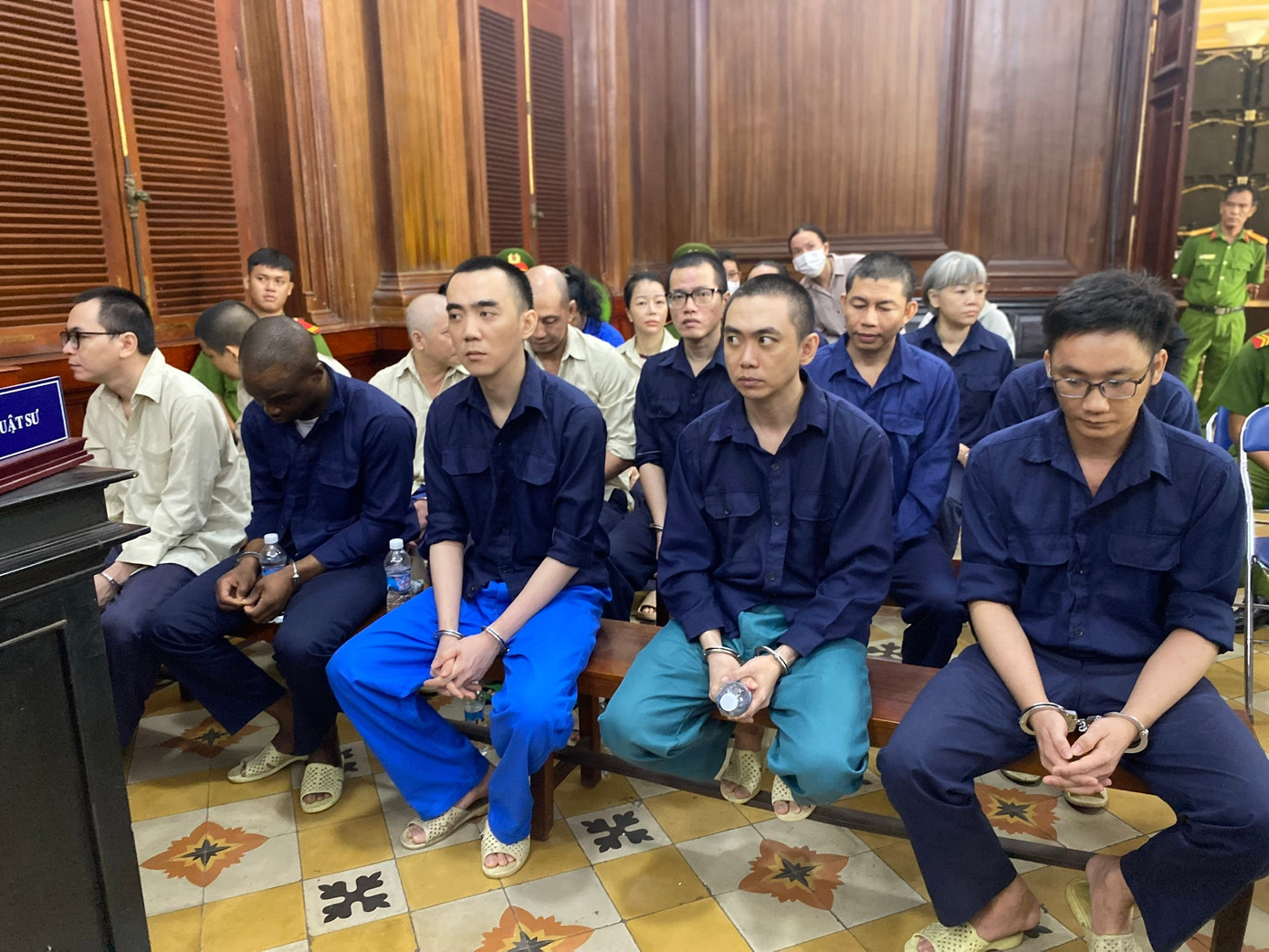 Chủ tiệm vàng ở TPHCM tổ chức vận chuyển trái phép hơn 18 triệu USD và 2 nghìn tỷ qua biên giới - Ảnh 3