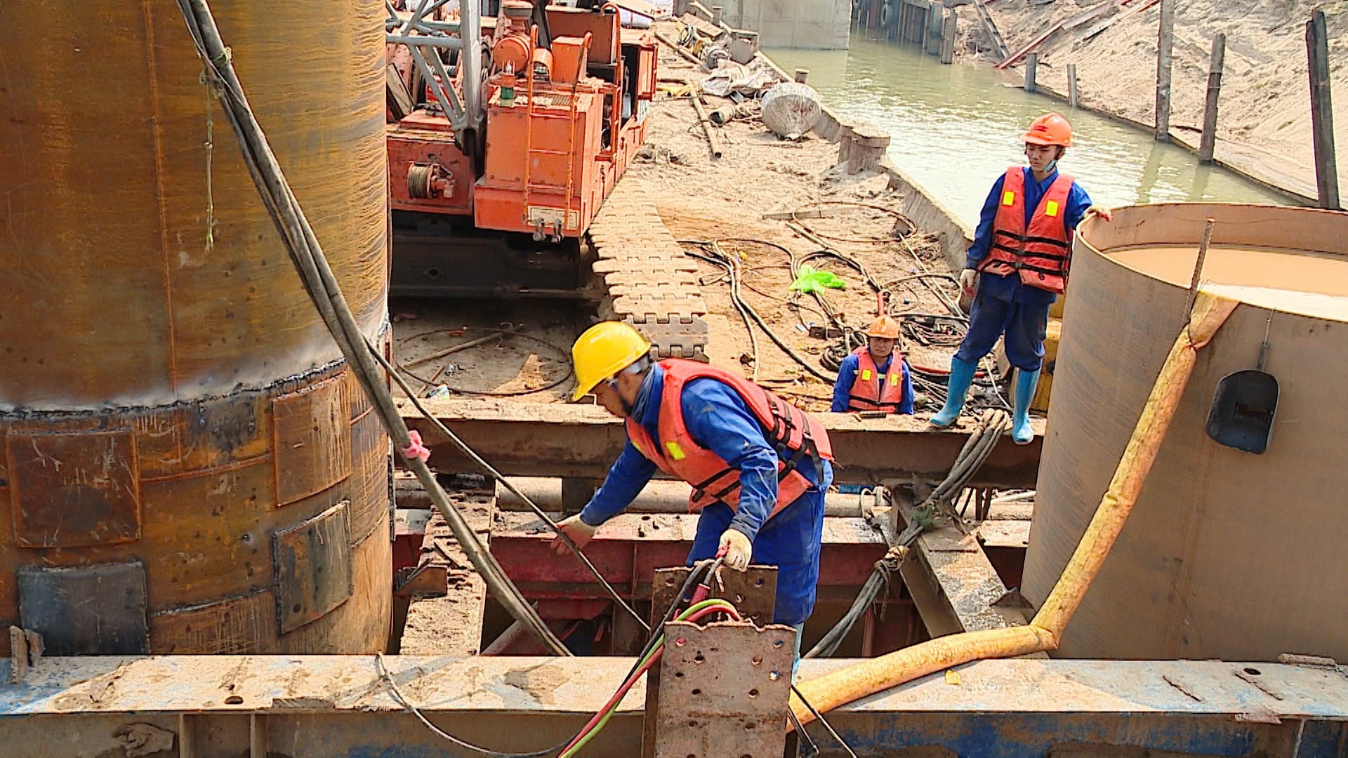 Đủ mặt bằng sạch, dự án cầu Hồng Hà vượt tiến độ - Ảnh 9