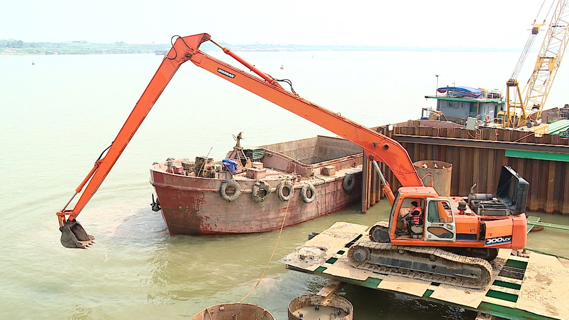 Đủ mặt bằng sạch, dự án cầu Hồng Hà vượt tiến độ - Ảnh 7