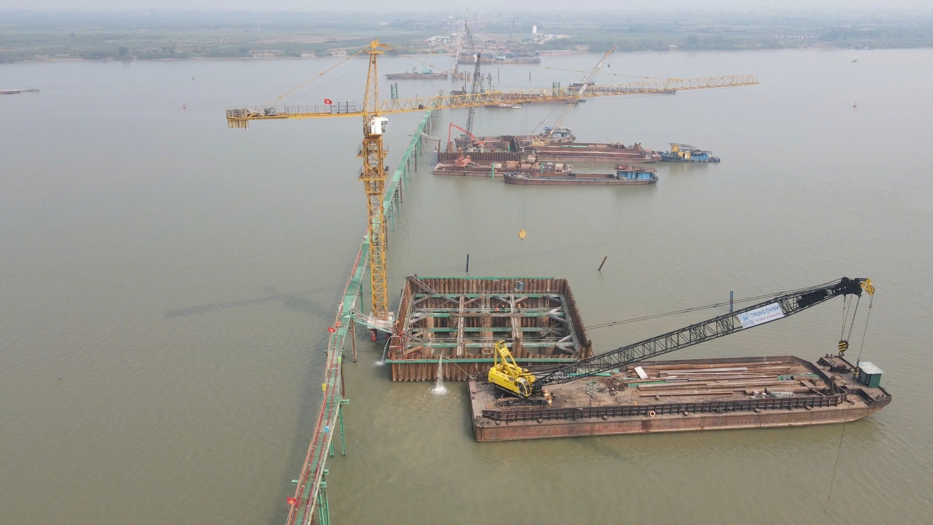 Đủ mặt bằng sạch, dự án cầu Hồng Hà vượt tiến độ - Ảnh 3