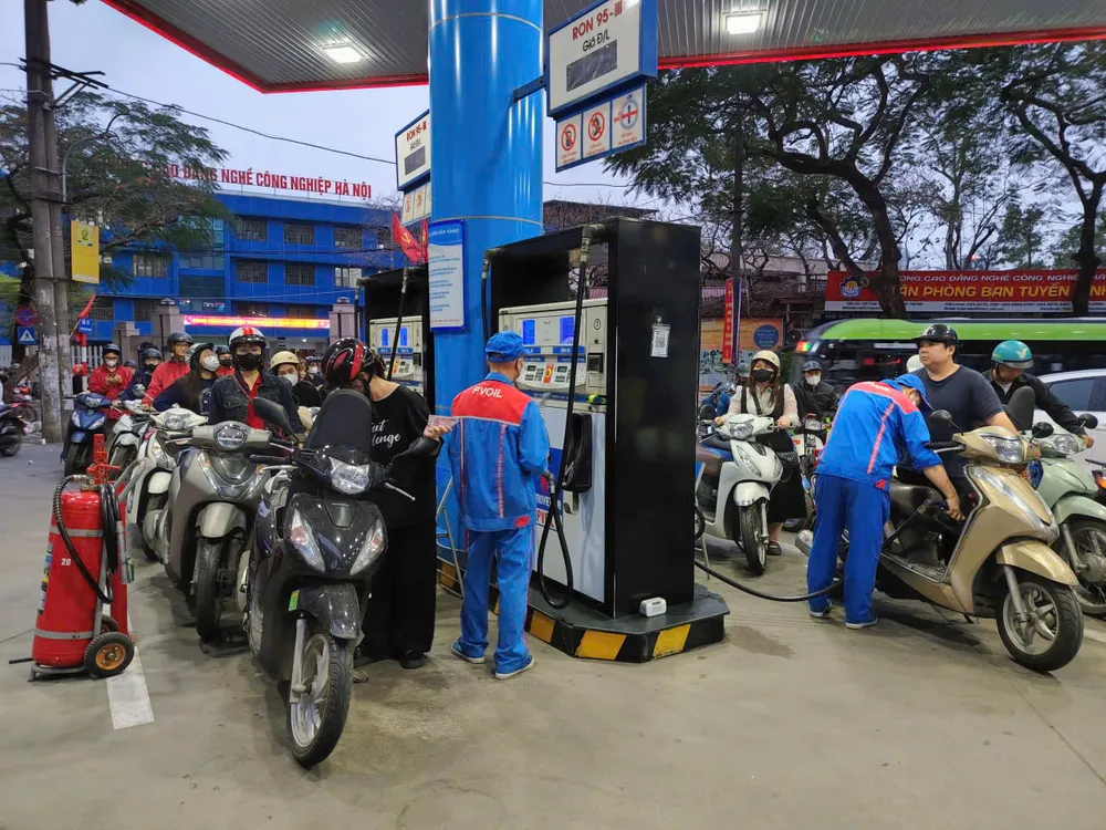 Hà Nội sẽ hỗ trợ doanh nghiệp công ích bị ảnh hưởng bởi giá xăng, dầu tăng - Ảnh 1