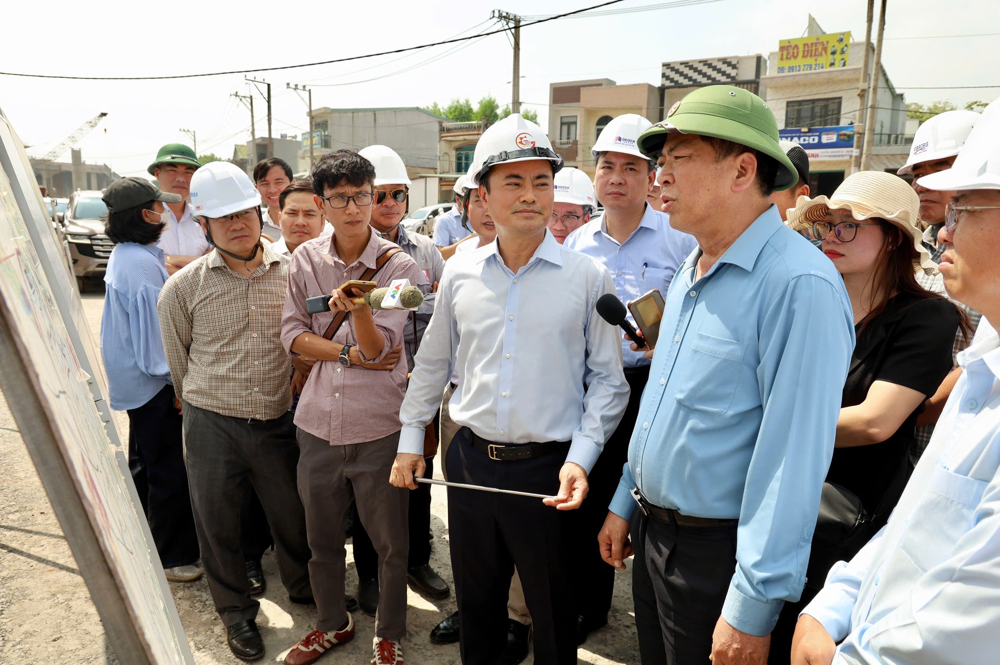 Bộ trưởng Bộ Xây dựng kiểm tra tiến độ Vành đai 3 tại Tân Vạn - Ảnh 2