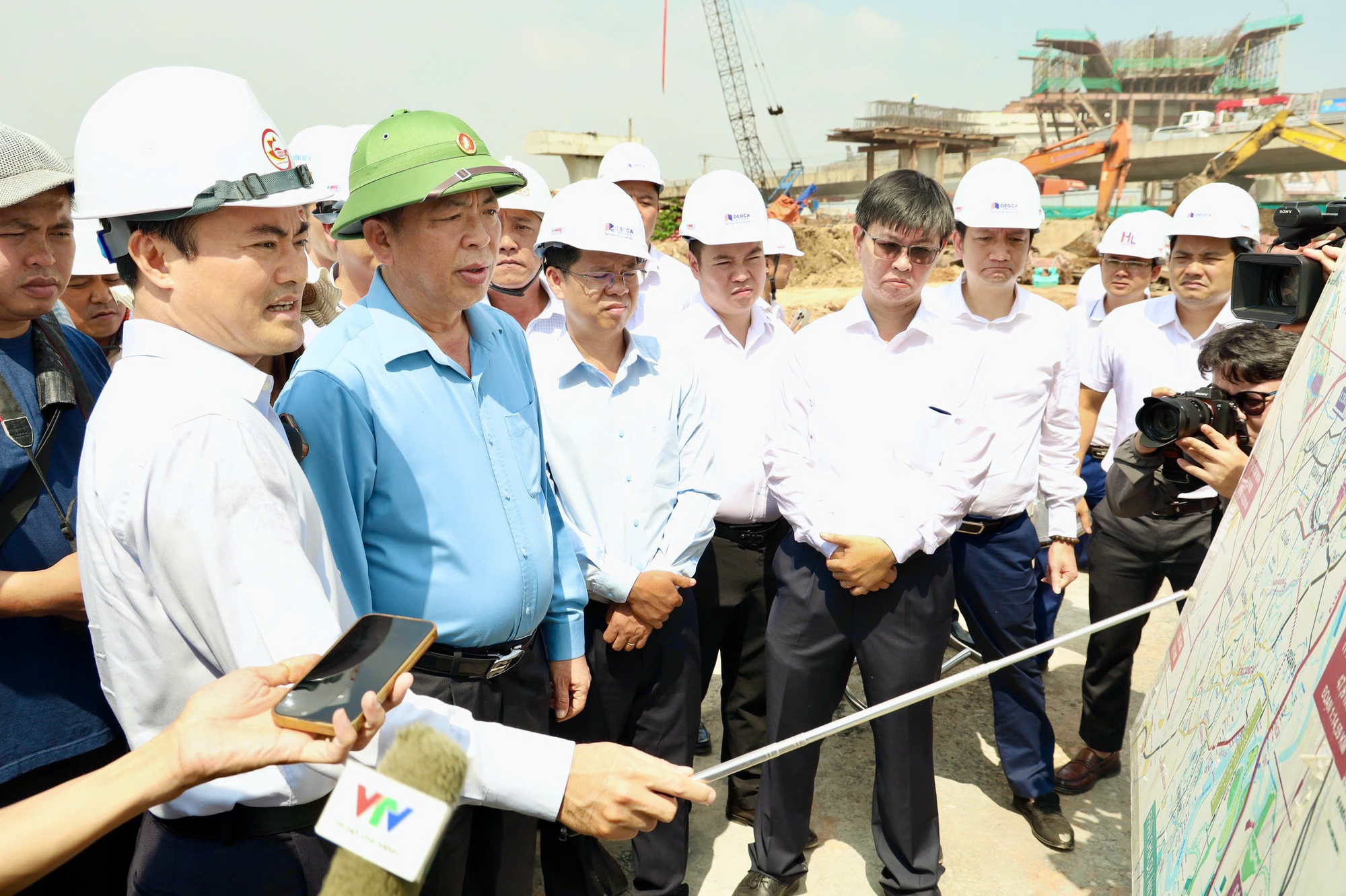 Bộ trưởng Bộ Xây dựng kiểm tra tiến độ Vành đai 3 tại Tân Vạn - Ảnh 3