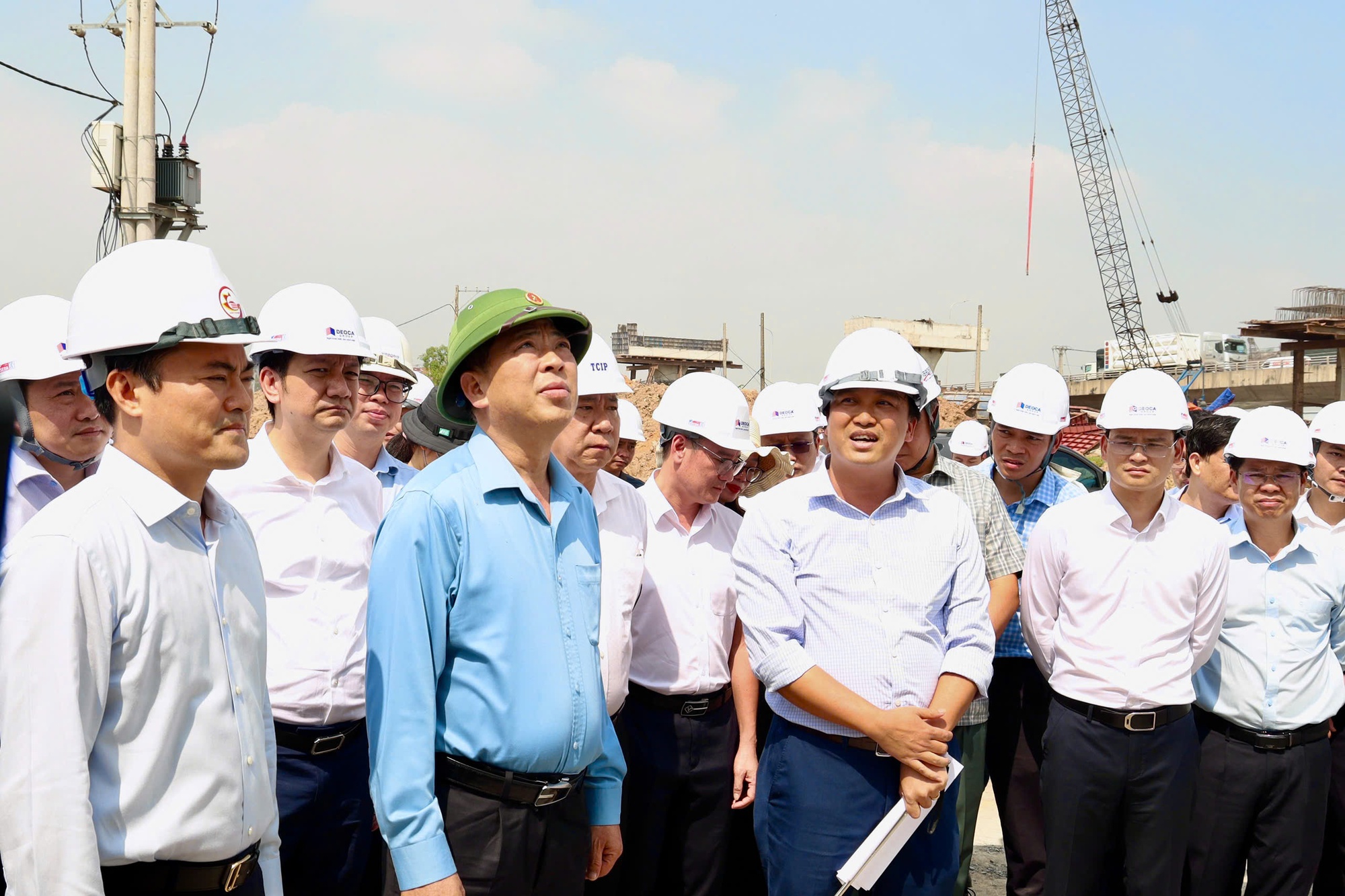 Bộ trưởng Bộ Xây dựng kiểm tra tiến độ Vành đai 3 tại Tân Vạn - Ảnh 1