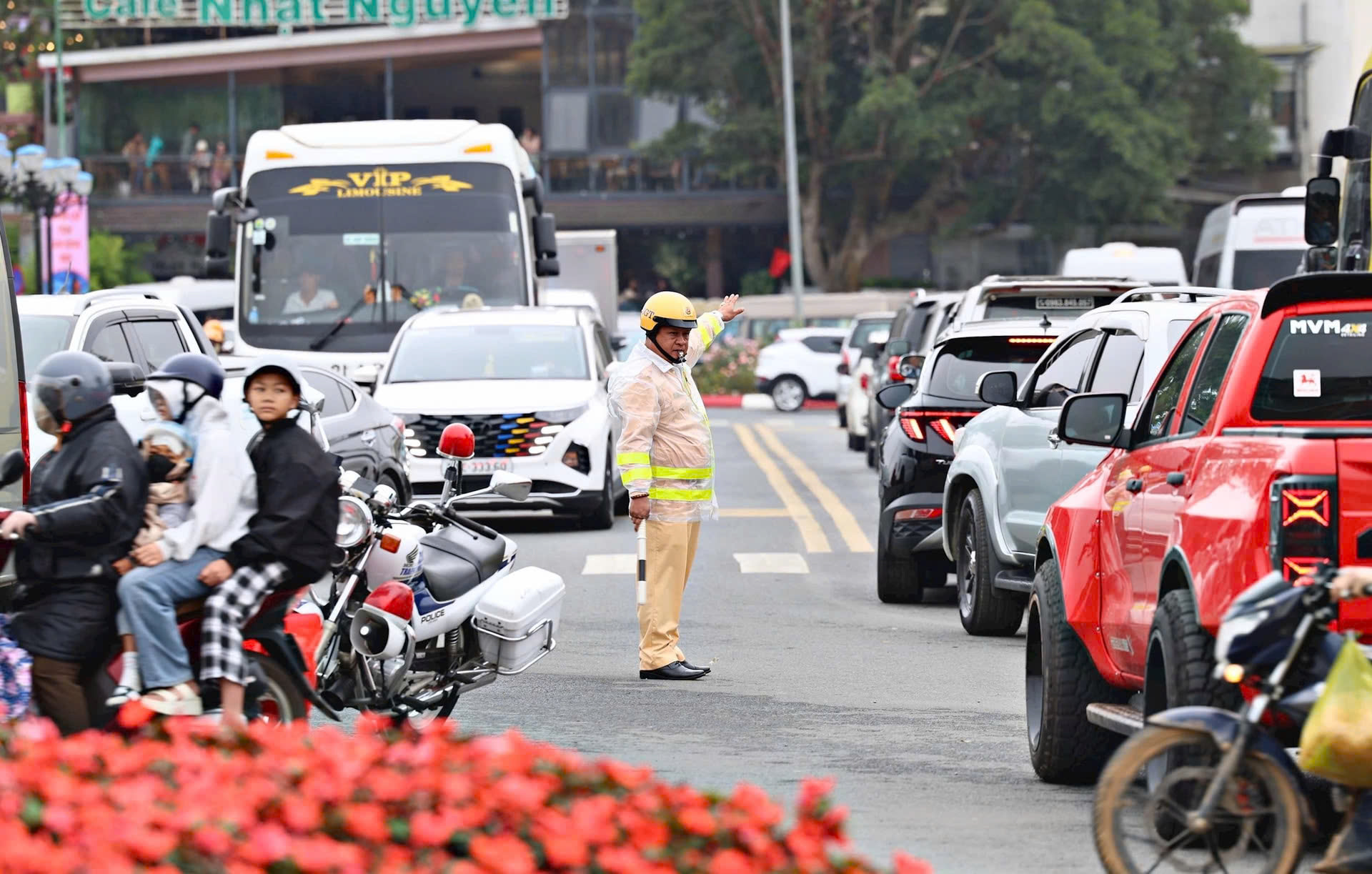 Chủ động phân luồng giao thông, kích cầu du lịch khi sân bay Liên Khương tạm đóng cửa - Ảnh 4