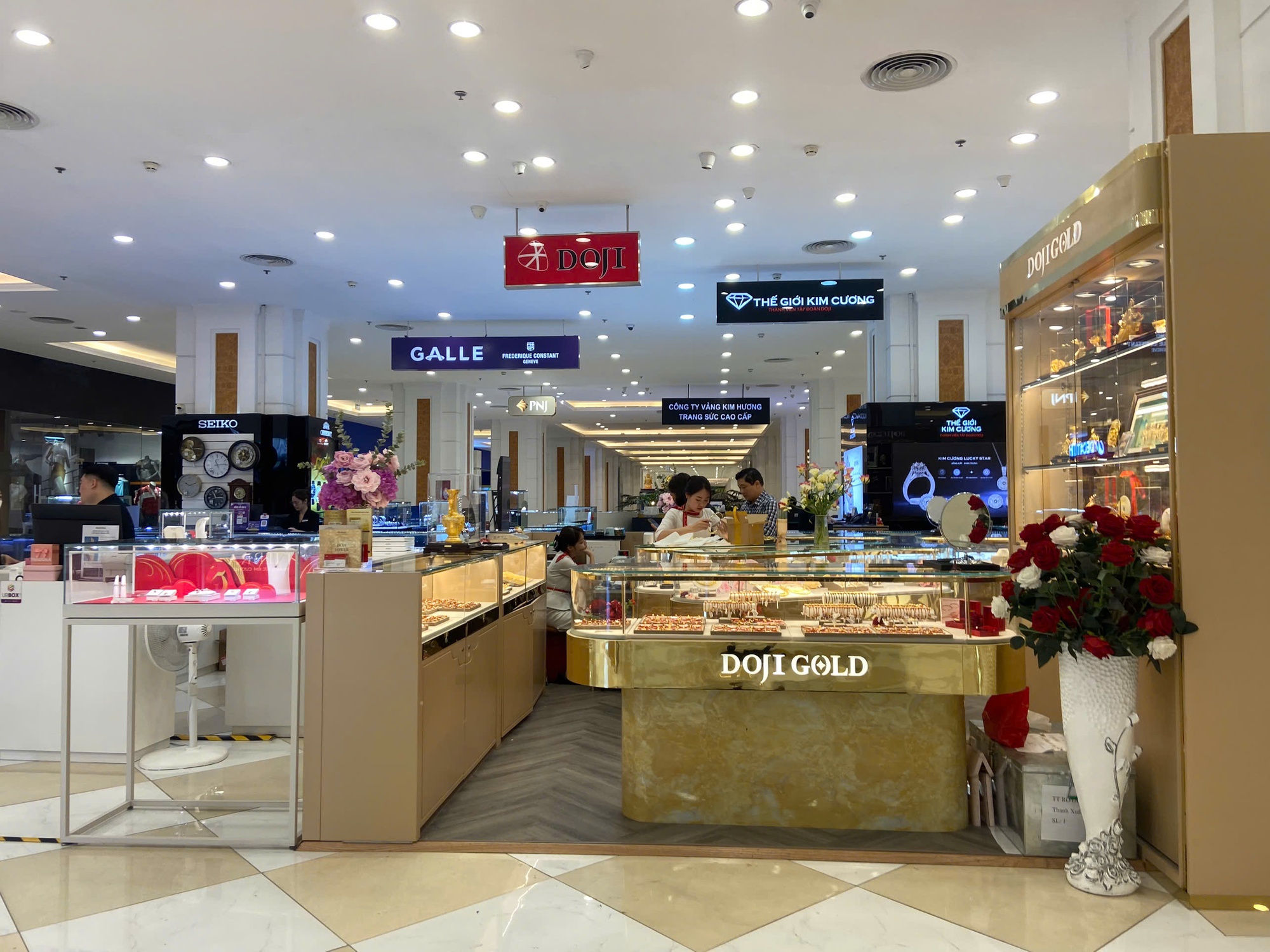 Hôm nay đi mua vàng: Số thứ tự 77 chỉ cần đợi 5 phút là đến lượt, phát hiện 1 nơi mua vàng không cần xếp hàng - Ảnh 6