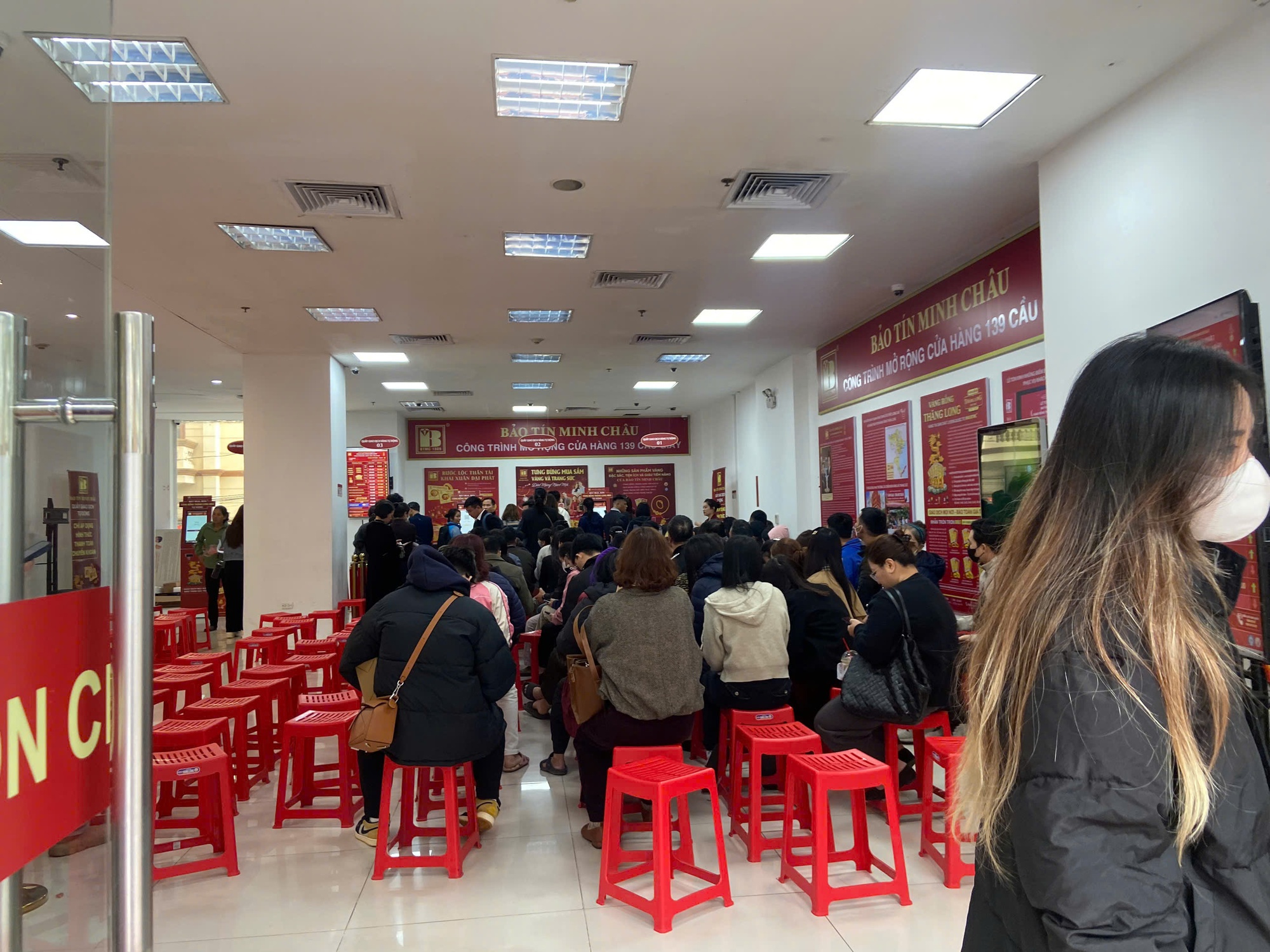 Hôm nay đi mua vàng: Số thứ tự 77 chỉ cần đợi 5 phút là đến lượt, phát hiện 1 nơi mua vàng không cần xếp hàng - Ảnh 5