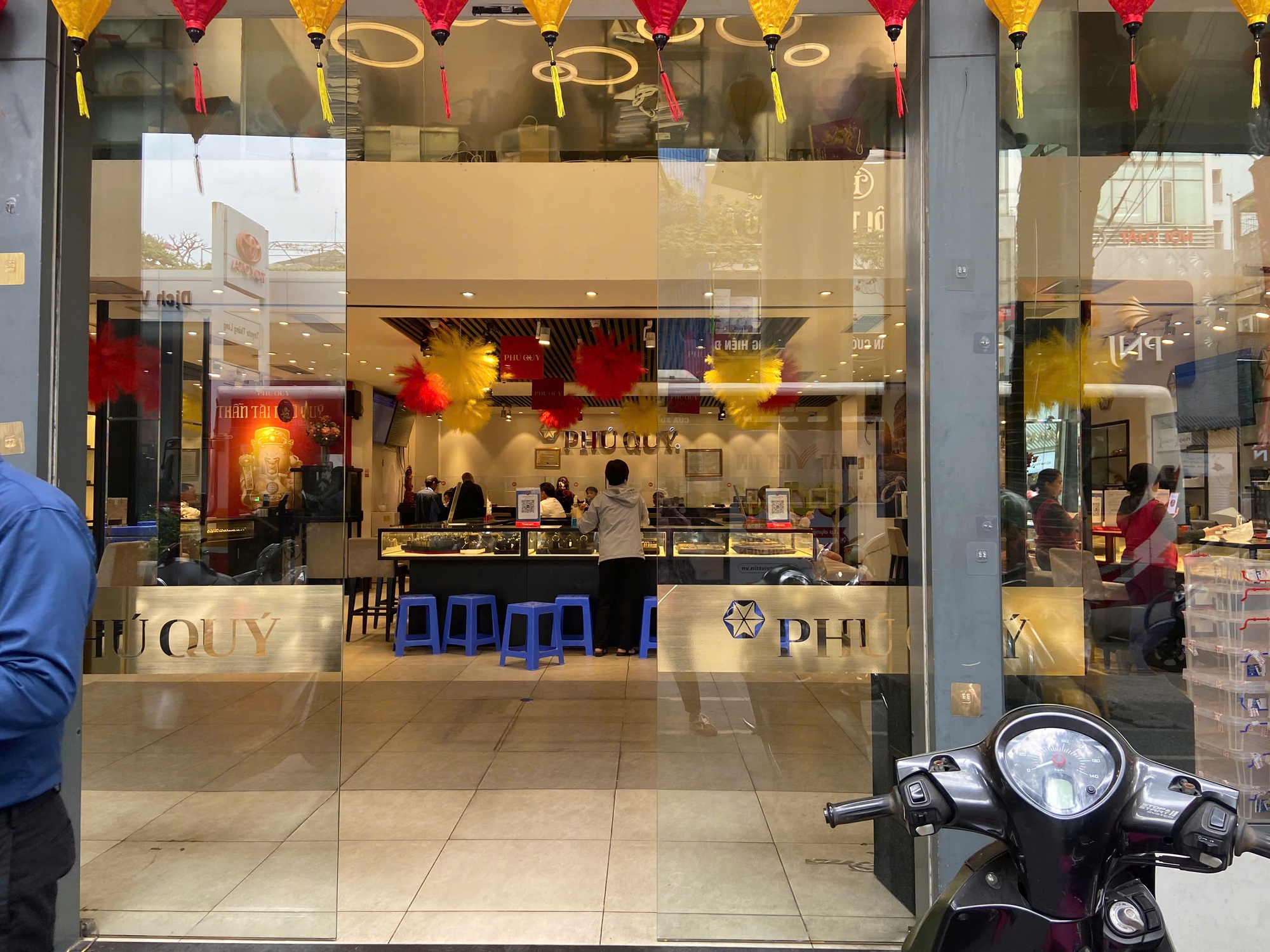 Hôm nay đi mua vàng: Số thứ tự 77 chỉ cần đợi 5 phút là đến lượt, phát hiện 1 nơi mua vàng không cần xếp hàng - Ảnh 2