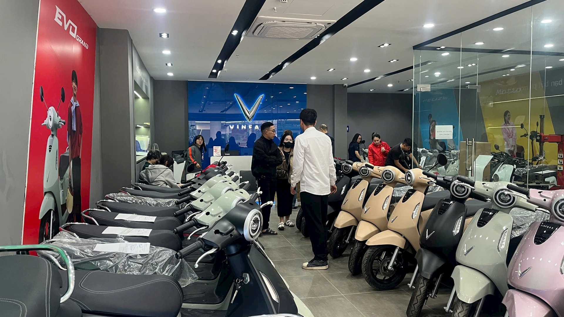 Hết mua vàng bạc, người dân giờ xếp hàng, bốc số mua xe máy điện: Đại lý cháy hàng, khách phải cọc đợi vài ngày mới có xe - Ảnh 1