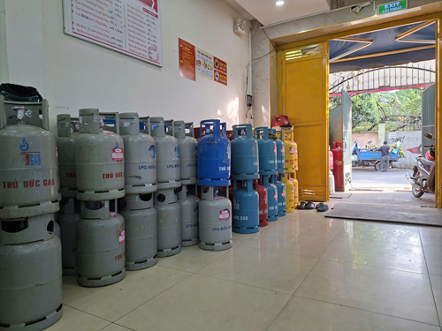 Quán ăn chật vật giữ giá - Ảnh 1