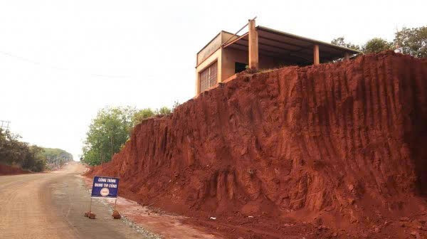 Công an Đồng Nai điều tra vụ hạ cốt nền làm đường khiến nhà dân chênh vênh - Ảnh 2