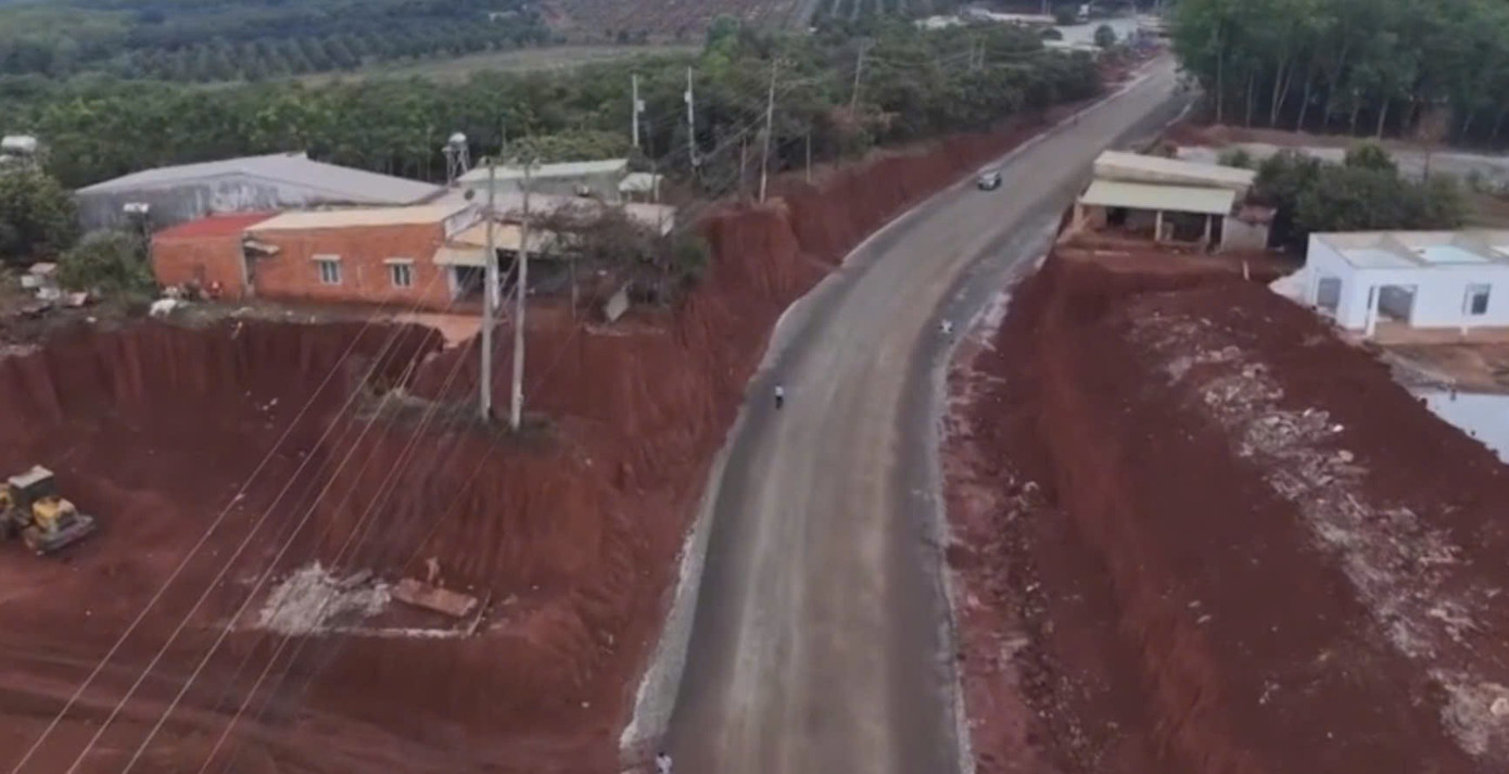 Đồng Nai tổ chức họp, xin lỗi người dân vụ nhà cheo leo khi hạ cốt nền đường - Ảnh 2