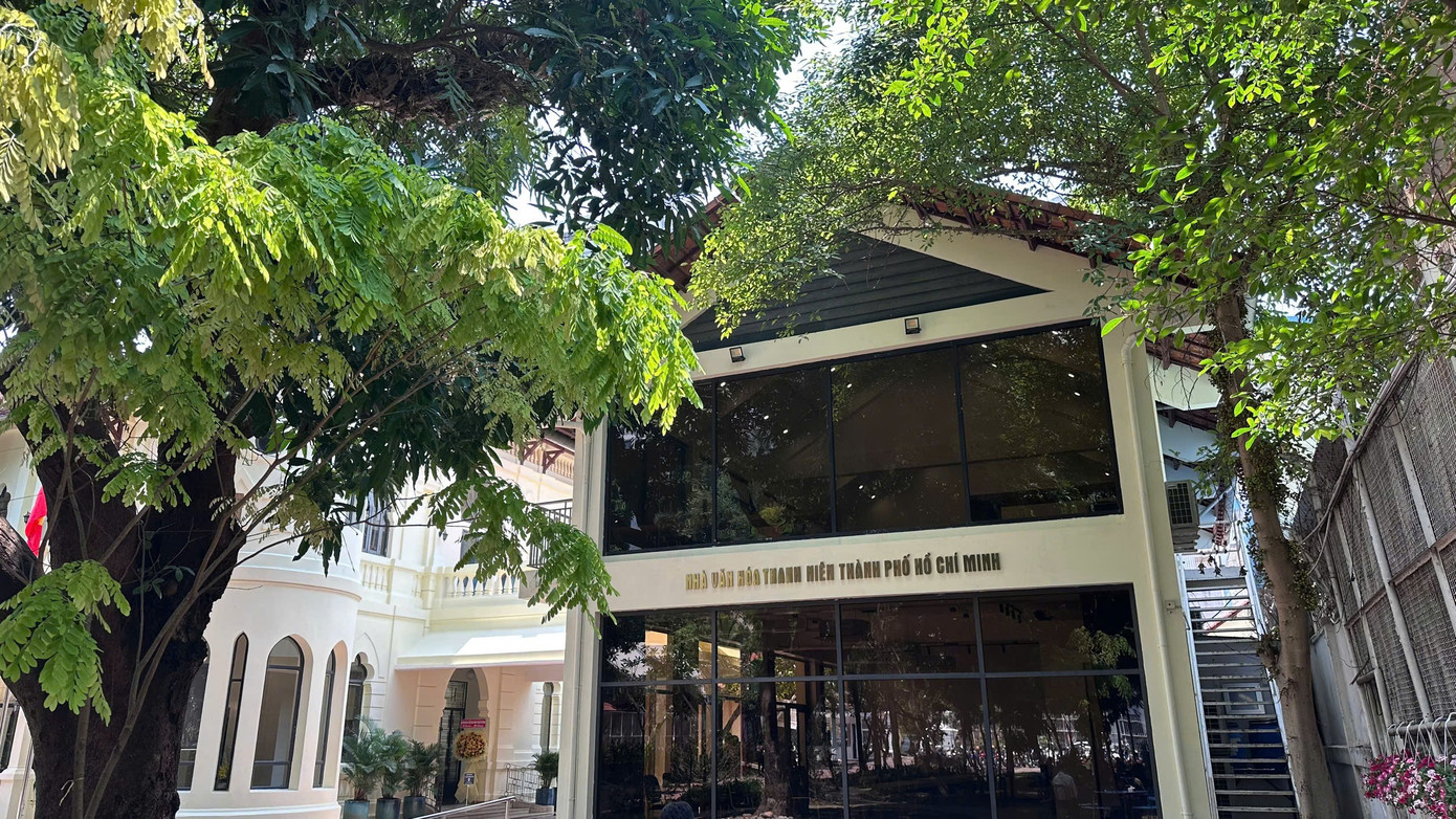 Lâu đài gần 100 tuổi giữa phố ở TPHCM bất ngờ gây sốt - Ảnh 5