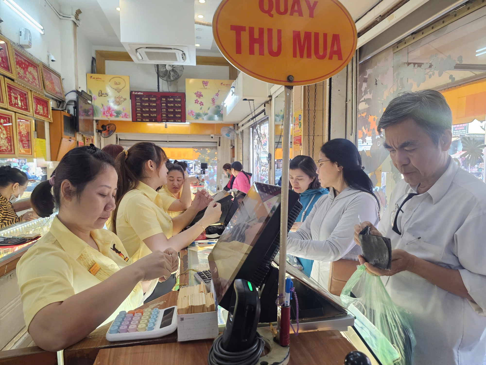 Sau cú rơi 8 triệu đồng/lượng, tiệm vàng xuất hiện cảnh hiếm gặp - Ảnh 2