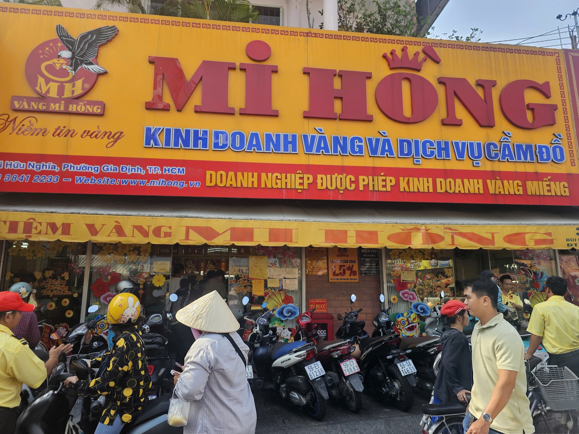 Sau cú rơi 8 triệu đồng/lượng, tiệm vàng xuất hiện cảnh hiếm gặp - Ảnh 1